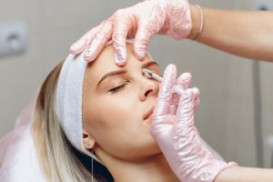 neat-master-beautician-who-injects-botox-in-the-brow-area-charming-patient-anti-aging-treatment-concept_300x280_2a8