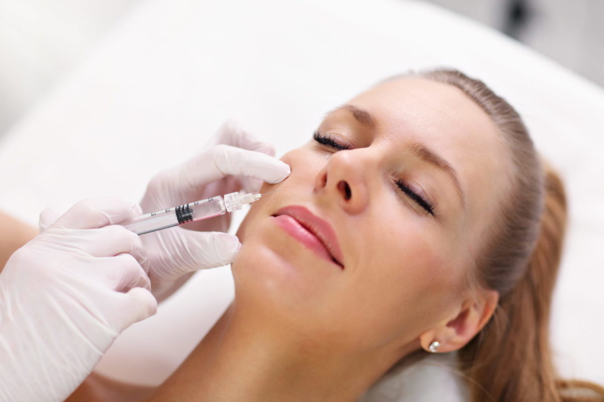 close-up-of-hands-of-cosmetologist-making-botox-in-2022-05-18-19-58-22-utc_novyj-razmer-scaled